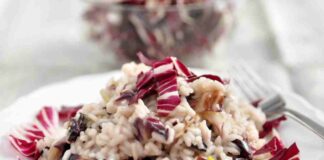 Preparo per cena un risotto croccante con radicchio e funghi, il piatto si svuota in un attimo Risotto croccante con radicchio e funghi