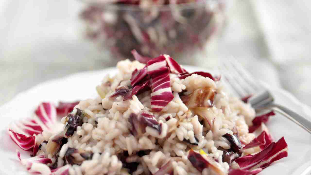 Risotto croccante con radicchio e funghi