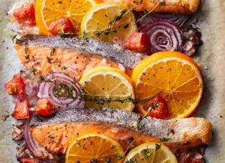 Prova la magia degli agrumi sul salmone, un capolavoro di profumi e sapori che zittirà tutti, pronto in 10 minuti Salmone al forno agrumato - Ricettasprint.it