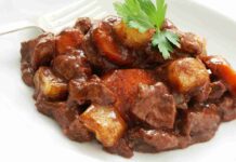 Spezzatino di manzo con vino rosso e patate, il comfort food delle domeniche lente Spezzatino di manzo con vino rosso e patate. ricettasprint.it