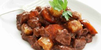 Spezzatino di manzo con vino rosso e patate. ricettasprint.it