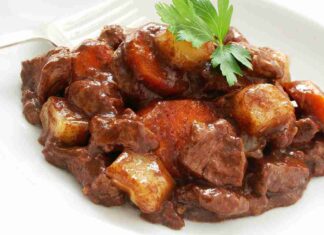 Spezzatino di manzo con vino rosso e patate. ricettasprint.it