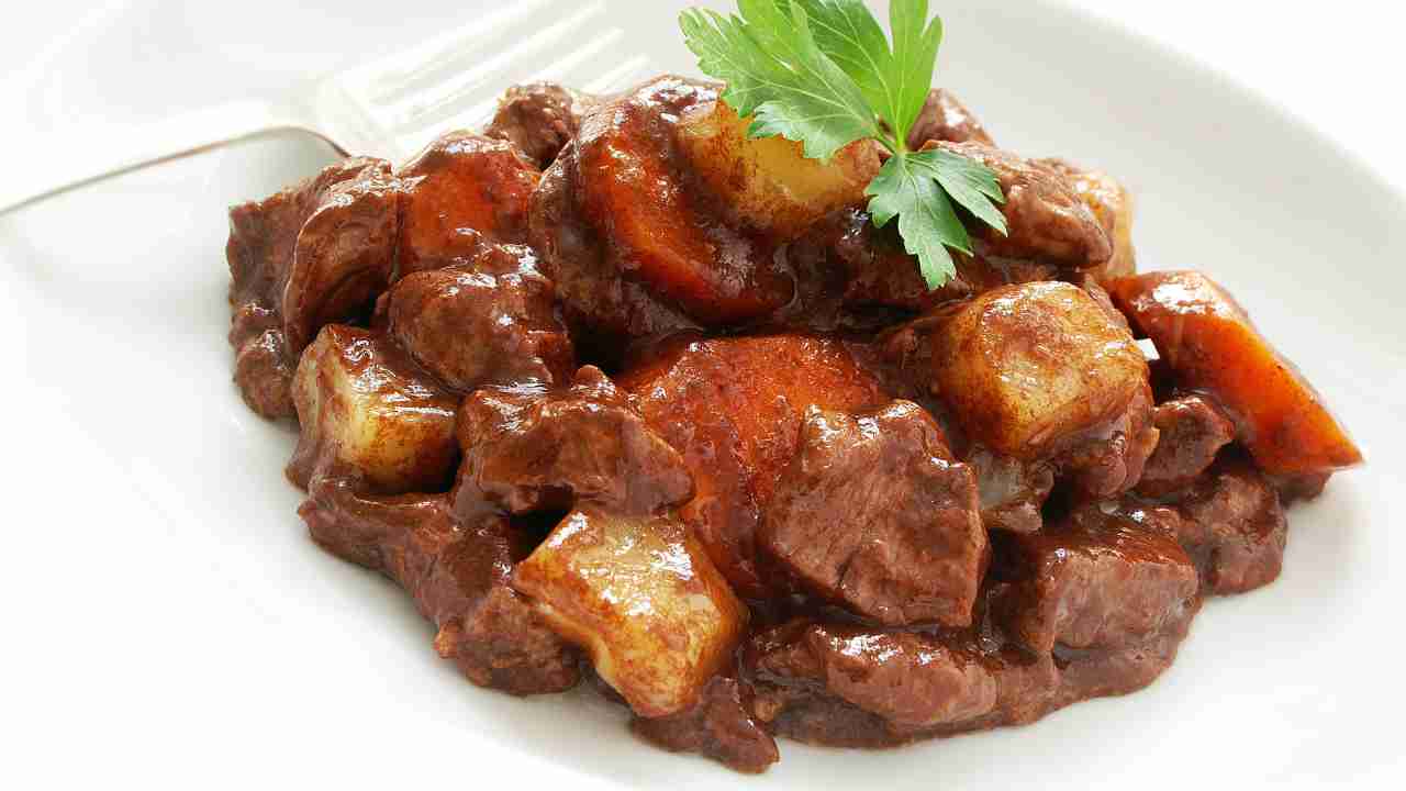 Spezzatino di manzo con vino rosso e patate. ricettasprint.it