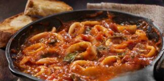 anelli di calamari al sugo in padella