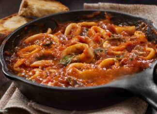 anelli di calamari al sugo in padella
