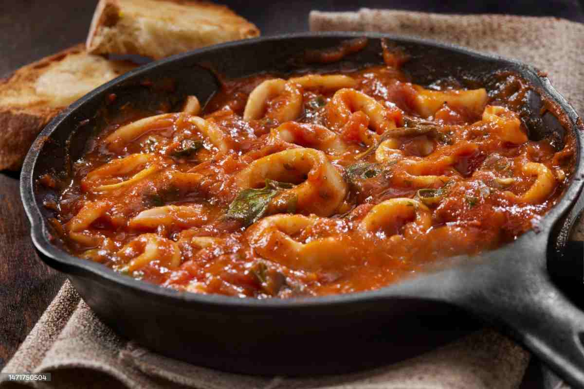 anelli di calamari al sugo in padella