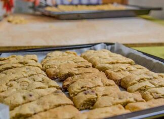 Cantucci toscani alle nocciole e gocciole di cioccolato, proprio come li vuole la tradizione