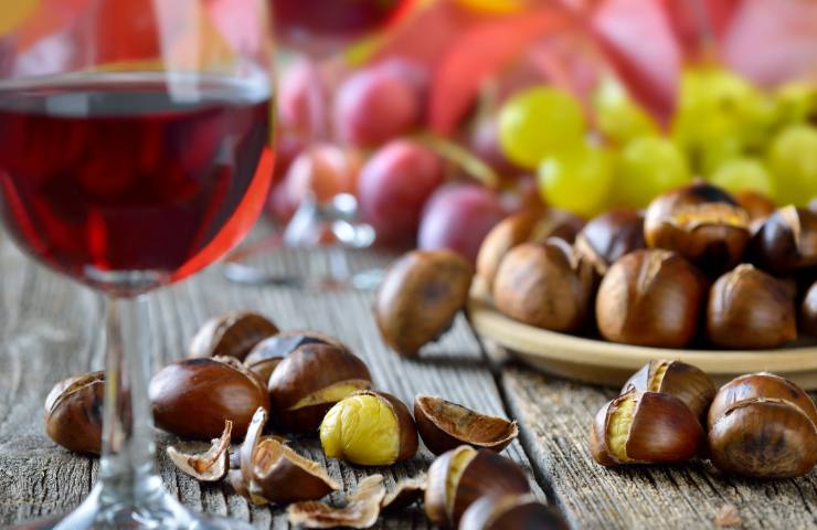 Castagne su una tavola imbandita
