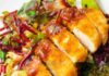 Una cotoletta alla ricotta affettata con verdure