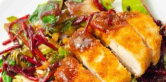 Una cotoletta alla ricotta affettata con verdure