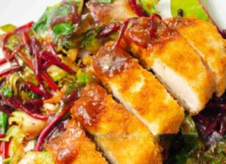 Una cotoletta alla ricotta affettata con verdure