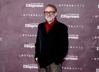 Massimo Bottura ritira due premi, uno dei quali al Louvre: “Il successo si raggiunge così” Chef Massimo Bottura