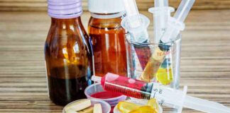 Morti tre bambini dopo aver assunto sciroppi contaminati: le marche sotto accusa Sciroppi su un tavolo