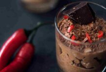 Piccante, sensuale e cremosa, la mousse che riaccende la passione mousse al cioccolato fondente e peperoncino ricettasprint.it