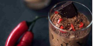 Piccante, sensuale e cremosa, la mousse che riaccende la passione mousse al cioccolato fondente e peperoncino ricettasprint.it