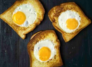Colazione all’americana, riadattata però. Preparo dei pancarrè che non immagini e sono buonissimi pancarrè arrostiti dal cuore d'uovo ricettasprint.it