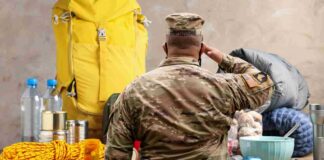 Kit di sopravvivenza ed un militare di spalle