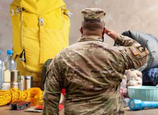 Paura di una Terza guerra mondiale, in vendita i kit di sopravvivenza: cosa c’è dentro Kit di sopravvivenza ed un militare di spalle