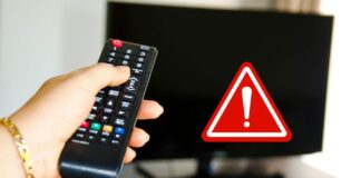 Telecomando stretto in una mano