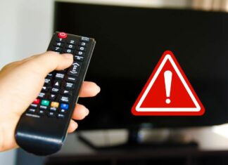 Pericolo telecomando: è l’oggetto più sporco della casa e lo tocchiamo ogni giorno, cosa c’è sopra Telecomando stretto in una mano