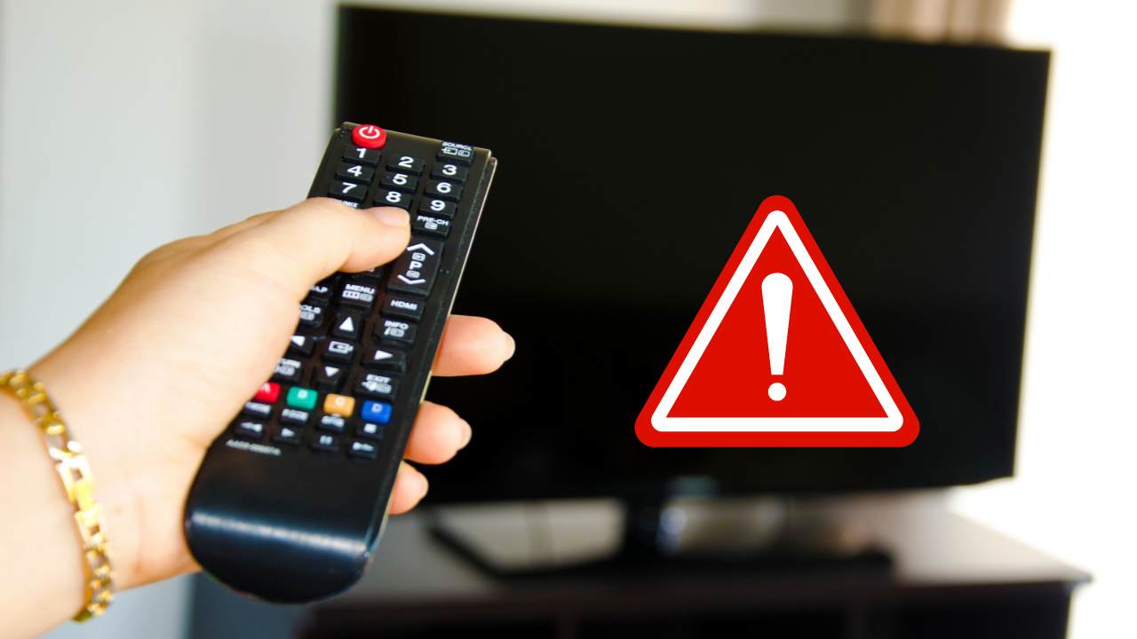 Telecomando stretto in una mano