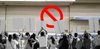 Scaffali vuoti, un segnale di divieto e dei manifestanti