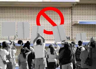 Scaffali vuoti, un segnale di divieto e dei manifestanti