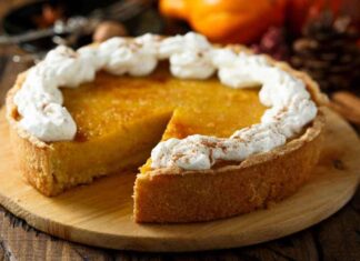 Pumpkin pie è questa la vera torta di zucca americana: con una spruzzata di panna, ti godi una bontà pumpkin pie torta di zucca americana ricettasprint