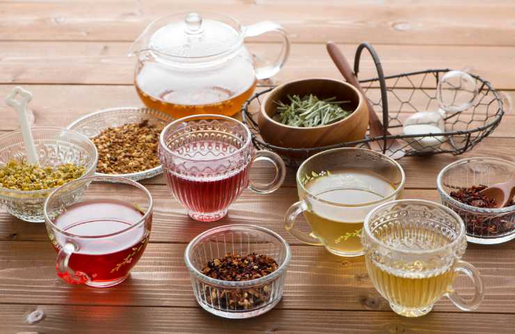 Varie tisane su tavolo