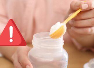 Latte in polvere versato in biberon