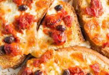 Bruschette con mozzarella pomodori olive - Ricettasprint.it