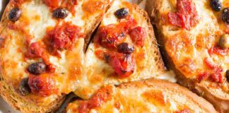 Bruschette con mozzarella pomodori olive - Ricettasprint.it