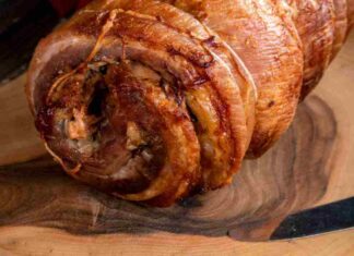 La pancetta è quella bontà oltre l’ostacolo a cui devi sempre arrivare. Oggi l’arrotoliamo e la mettiamo in forno Pancetta arrotolata al forno ricettasprint.it