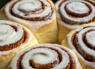 Tutti credono di saper fare i Cinnamon Rolls, ma se li vuoi perfetti come quelli della pasticceria c’è un segreto da non perdere Cinnamon Rolls - Ricettasprint.it