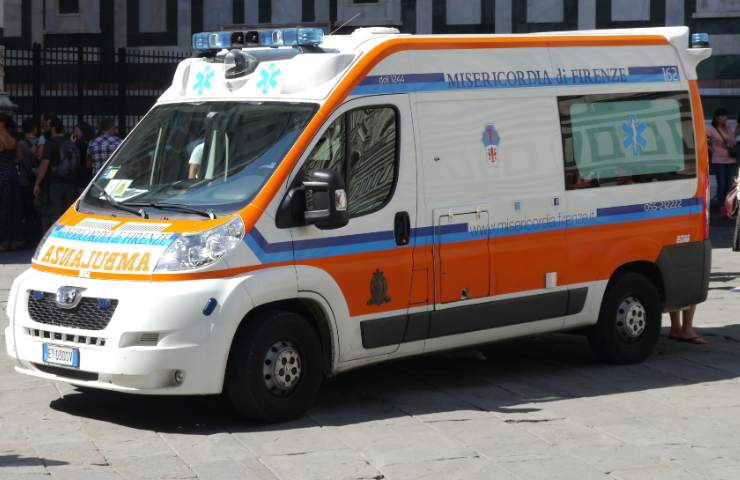 Una ambulanza parcheggiata