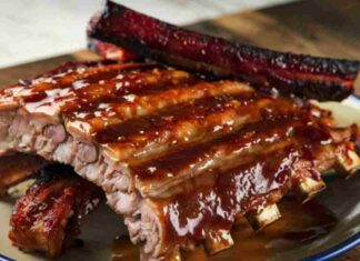 Le costine come le faccio io sono super, le faccio alla birra scura e miele Costine di maiale glassate alla birra e miele ricettasprint.it