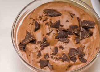 Questa crema rende speciale ogni fetta di panettone: gustosa, leggera e veloce Crema al cioccolato per panettone - Ricettasprint.it