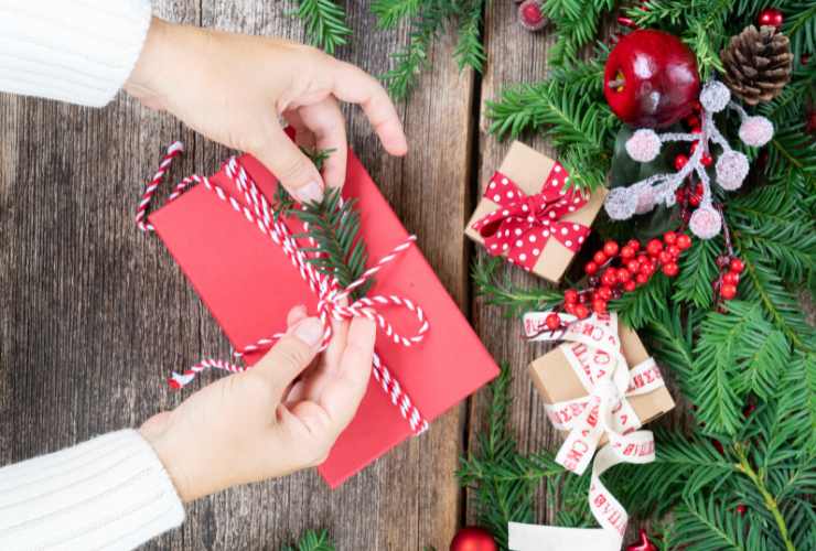 Decorare un pacco regalo - Ricettasprint.it