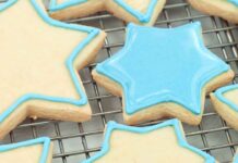 I biscotti a Natale devono avere la glassa necessariamente, ma falla all’acqua così non sporchi niente Glassa per biscotti di Natale - RicettaSprint