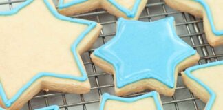 I biscotti a Natale devono avere la glassa necessariamente, ma falla all’acqua così non sporchi niente Glassa per biscotti di Natale - RicettaSprint