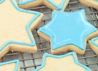 I biscotti a Natale devono avere la glassa necessariamente, ma falla all’acqua così non sporchi niente Glassa per biscotti di Natale - RicettaSprint