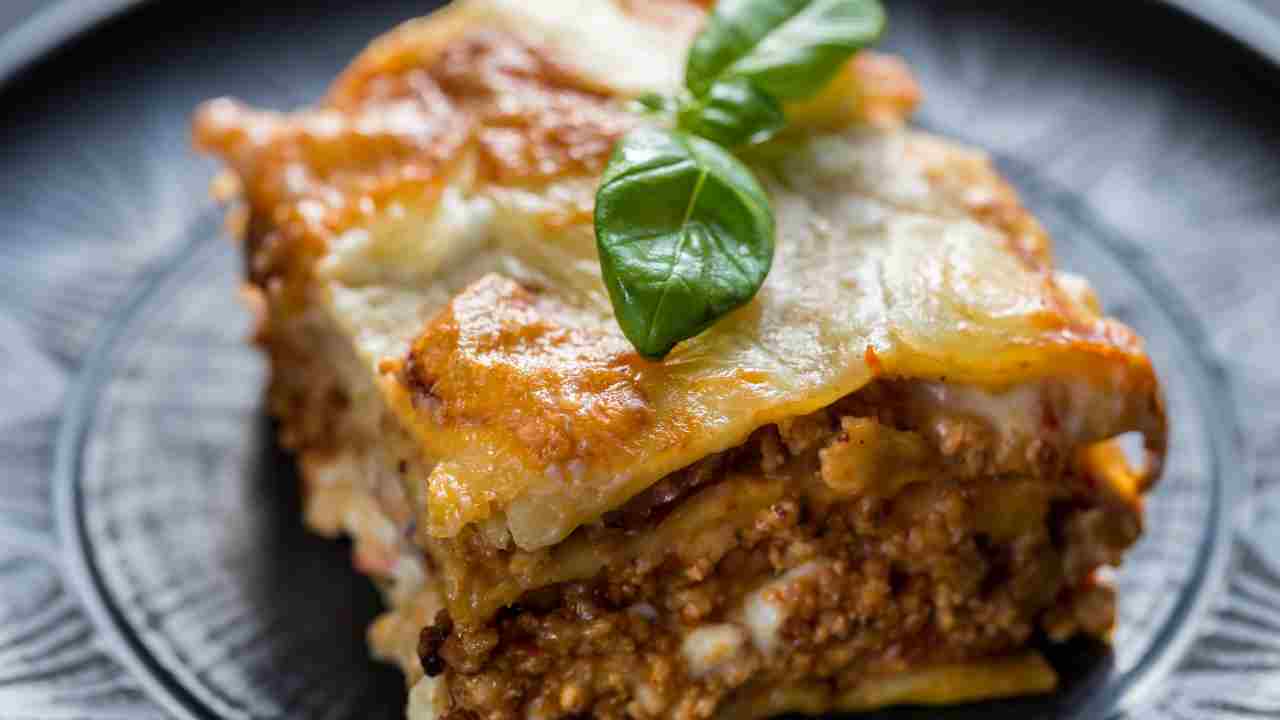 La mia lasagna bianca, salsicca, funghi e parmigiano ricettasprint.it