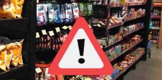 Snack confezionati esposti in un supermercato