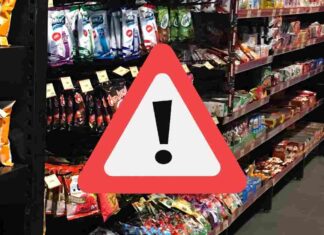 Snack confezionati esposti in un supermercato