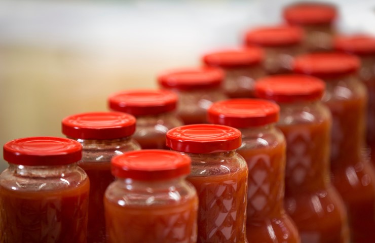 Bottiglie di passata di pomodoro