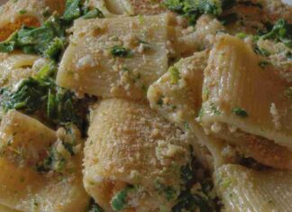 Ti bastano cime di rapa, pane e formaggio: ecco il primo da chef che prepari con soli 5 euro Paccheri con cime di rapa - Ricettasprint.it