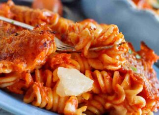 Ti farà venire fame solo a guardarla: questa pasta al forno è filante, con quella crosticina che fa impazzire tutti Pasta al forno con salsicce e mozzarella - Ricettasprint.it