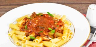 Pasta con ragù di soia e piselli