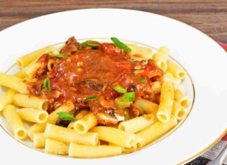 Pasta con ragù di soia e piselli