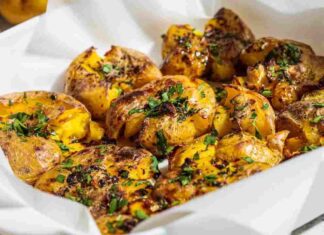Patate, prezzemolo, sale e olio, il contorno perfetto in friggitrice ad aria Patate e prezzemolo, sale olio in friggitrice ad aria - RicettaSprint